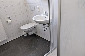Bad mit Toilette, Waschbecken und Dusche